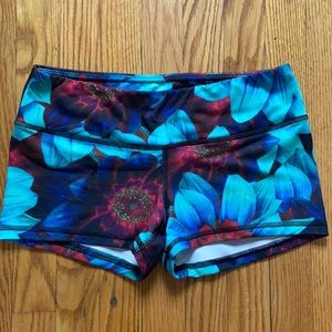 Vibrant sunflower Fleo Shorts 🌻💜